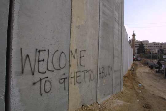 The wall thru the middle of Abu Dis, Jan 2004