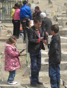 Children_with_toy_guns_at_graveyard_on_Afghan_New_Year