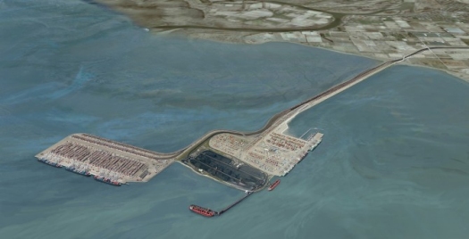 The existing man-made island near the mouth of the Fraser River already hosts a coal terminal and a container terminal. In this artist’s rendering, the island on the left is the site of the proposed Terminal 2 project. It could double the container facility’s capacity. The sandpipers’ primary feeding ground lies between the proposed new terminal and the shore. Image courtesy of the Government of Canada, Asia-Pacific Gateway and Corridor Initiative